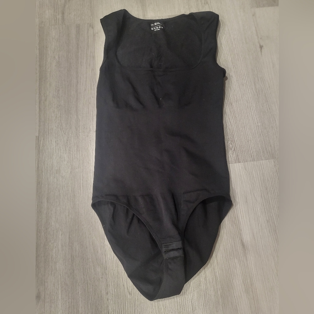 SHEIN Black Fitted Sleeveless Bodysuit